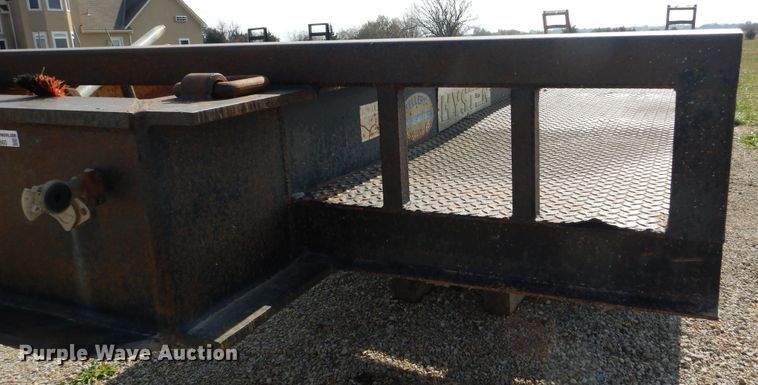 image for item DY9860 1981 Hyster drop deck equipment trailer