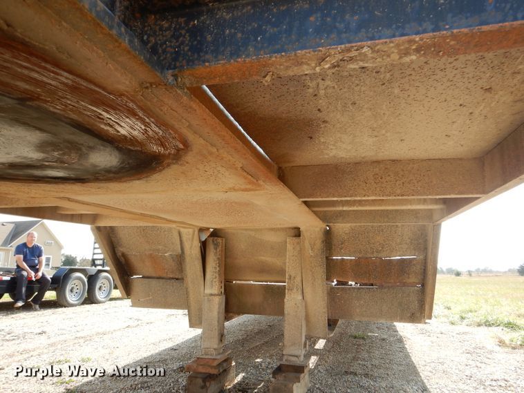 image for item DY9860 1981 Hyster drop deck equipment trailer