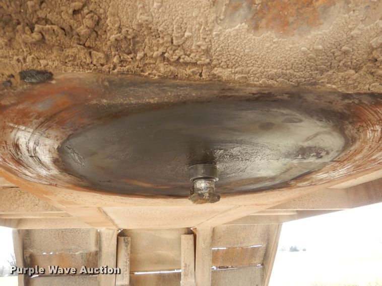 image for item DY9860 1981 Hyster drop deck equipment trailer