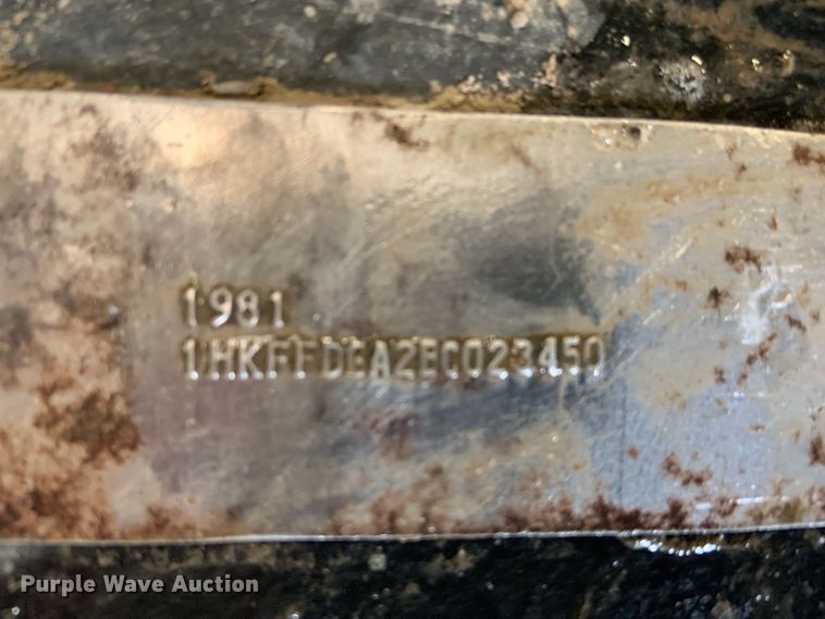 image for item DY9860 1981 Hyster drop deck equipment trailer