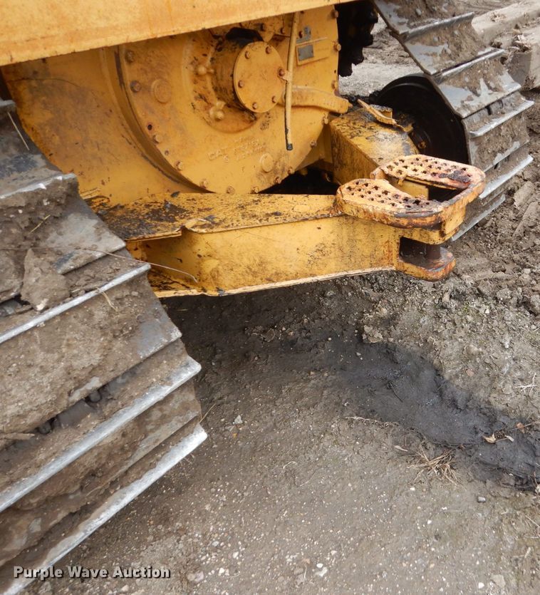 image for item EC9114 1987 Caterpillar D4H dozer