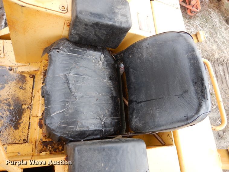 image for item EC9114 1987 Caterpillar D4H dozer