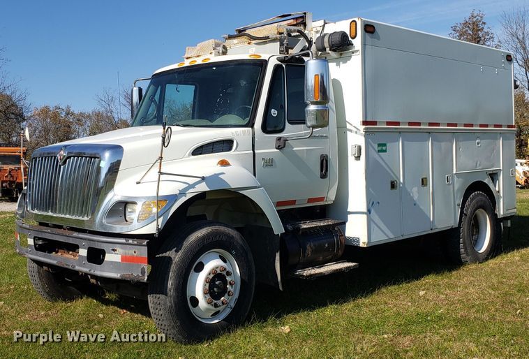 image for item EK9101 2006 International 7400 utility truck
