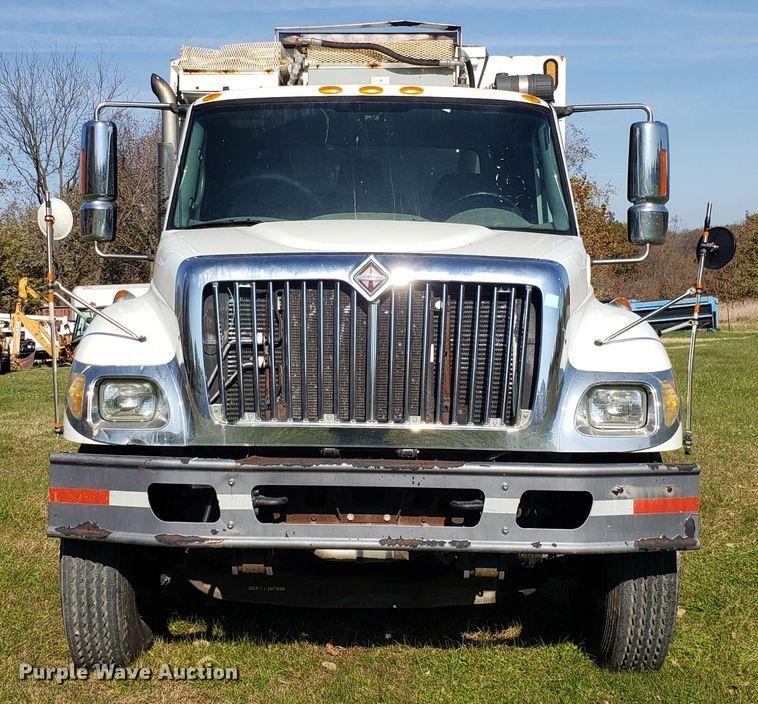 image for item EK9101 2006 International 7400 utility truck