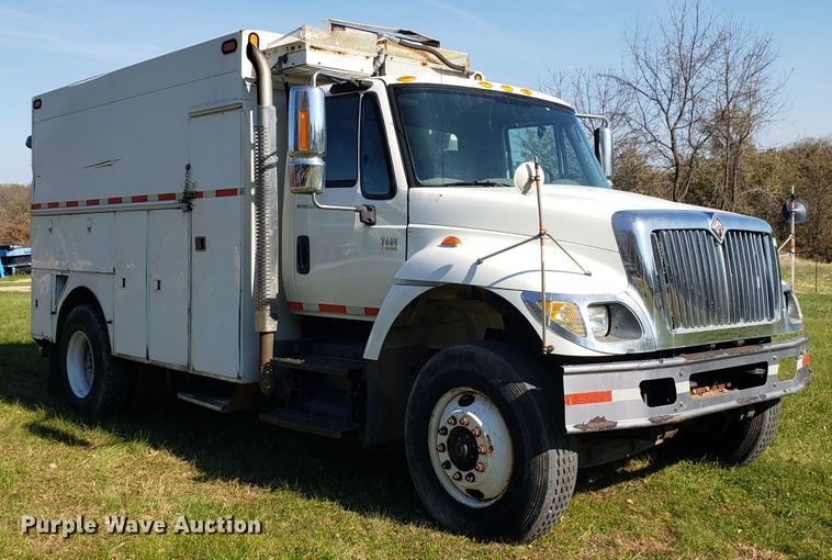 image for item EK9101 2006 International 7400 utility truck