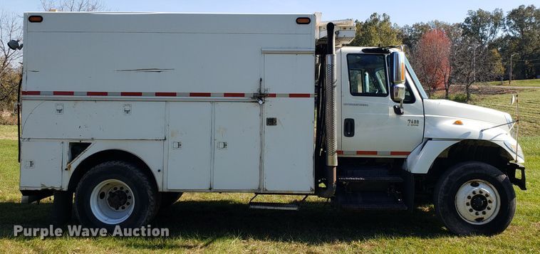 image for item EK9101 2006 International 7400 utility truck