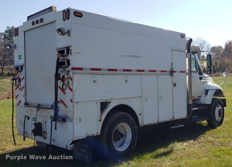 image for item EK9101 2006 International 7400 utility truck