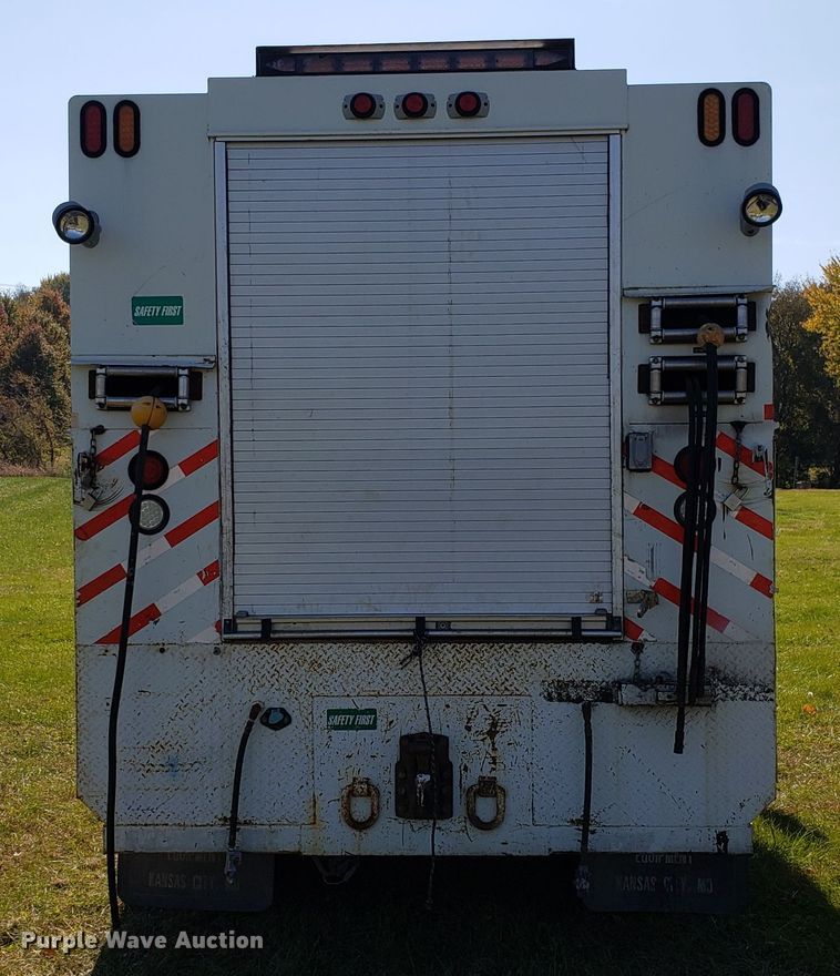 image for item EK9101 2006 International 7400 utility truck