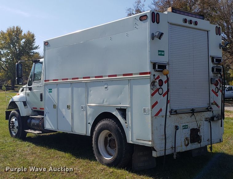image for item EK9101 2006 International 7400 utility truck