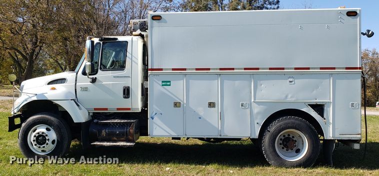 image for item EK9101 2006 International 7400 utility truck