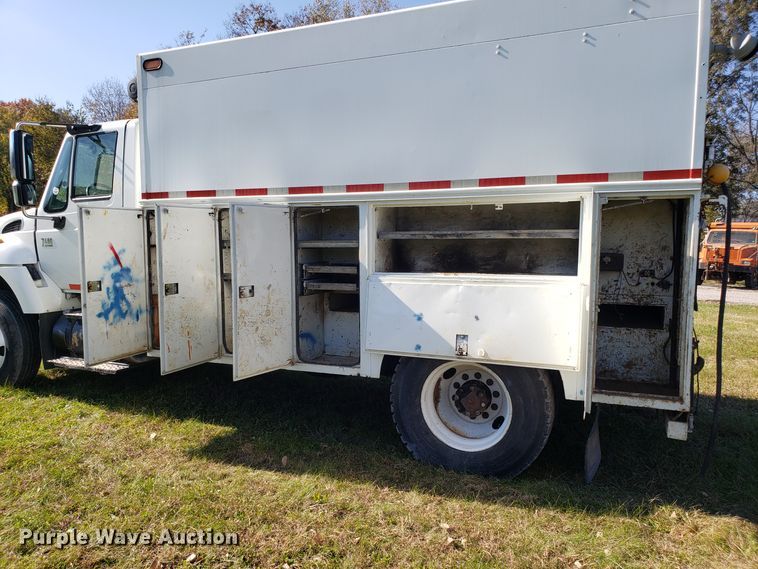 image for item EK9101 2006 International 7400 utility truck