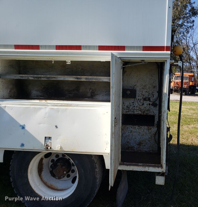 image for item EK9101 2006 International 7400 utility truck