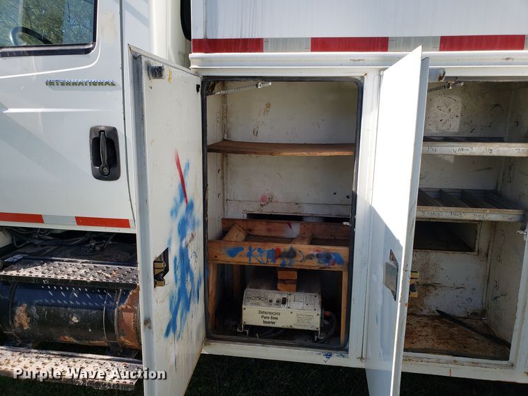 image for item EK9101 2006 International 7400 utility truck