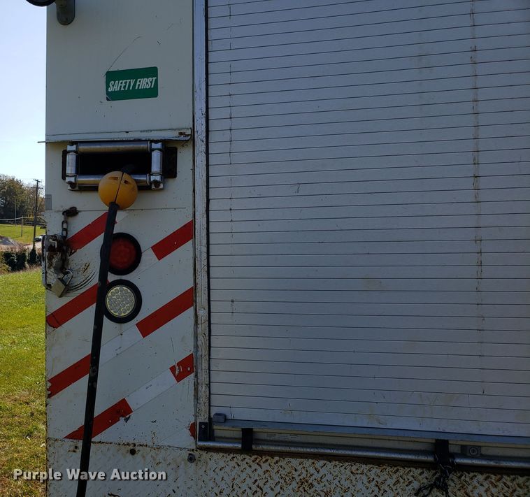 image for item EK9101 2006 International 7400 utility truck