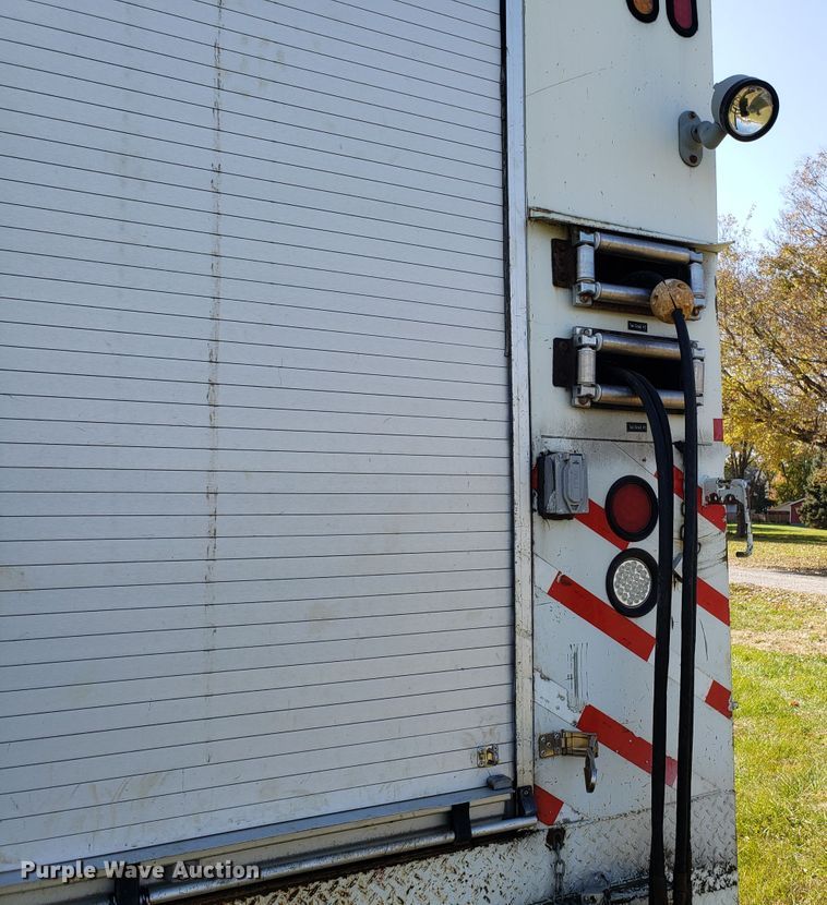 image for item EK9101 2006 International 7400 utility truck