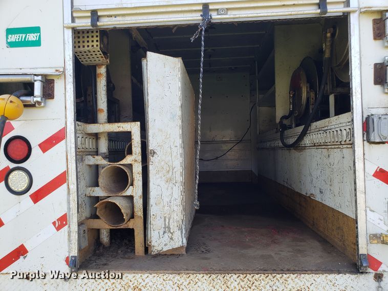 image for item EK9101 2006 International 7400 utility truck