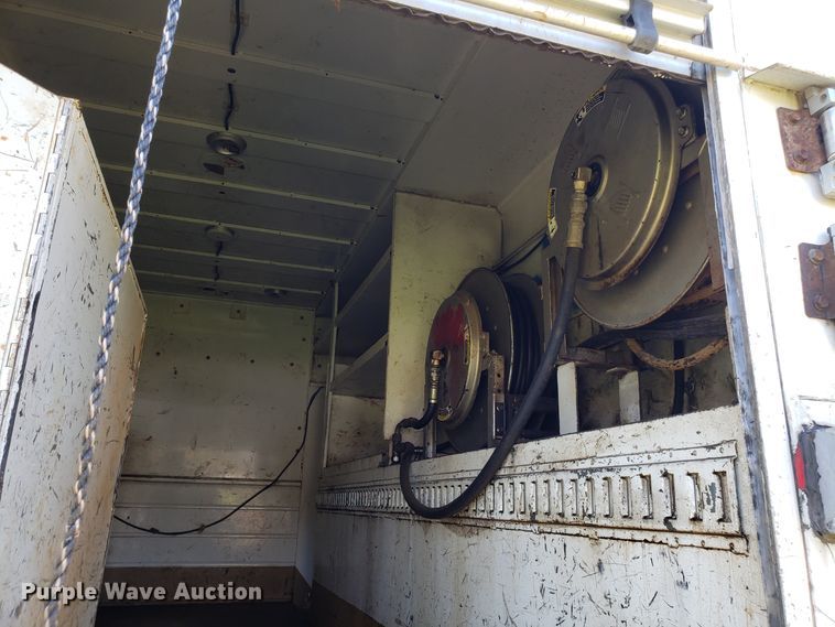 image for item EK9101 2006 International 7400 utility truck