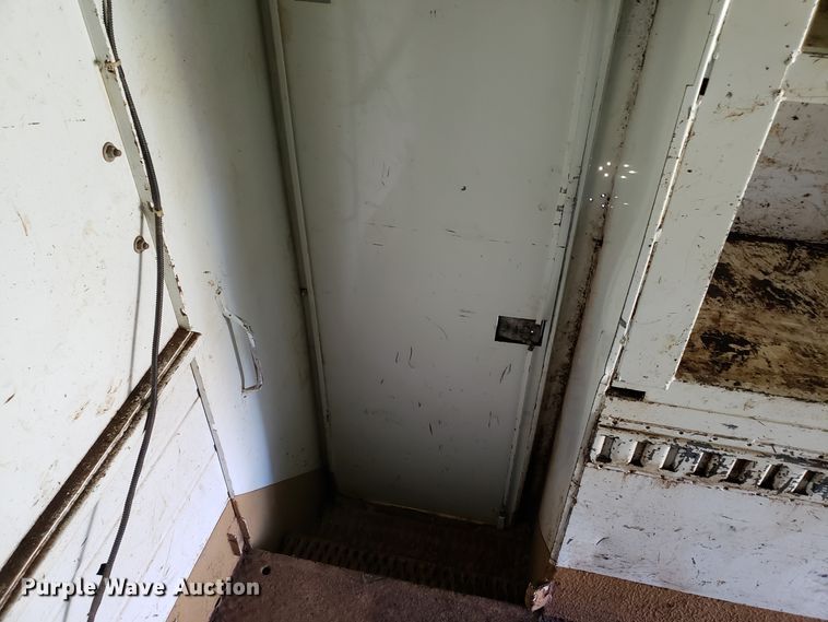 image for item EK9101 2006 International 7400 utility truck