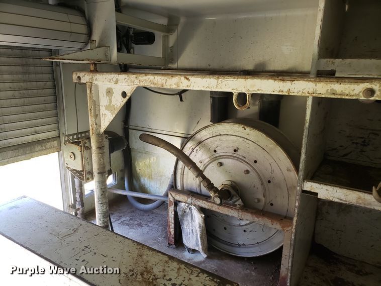 image for item EK9101 2006 International 7400 utility truck