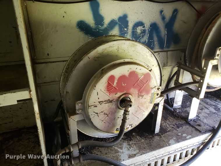 image for item EK9101 2006 International 7400 utility truck