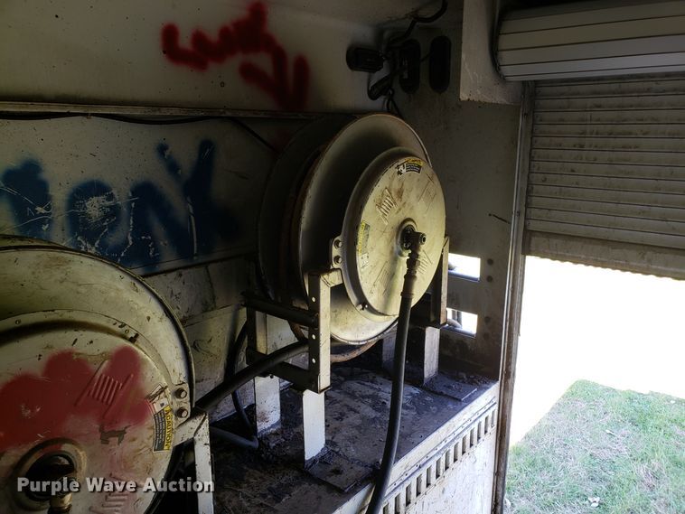 image for item EK9101 2006 International 7400 utility truck