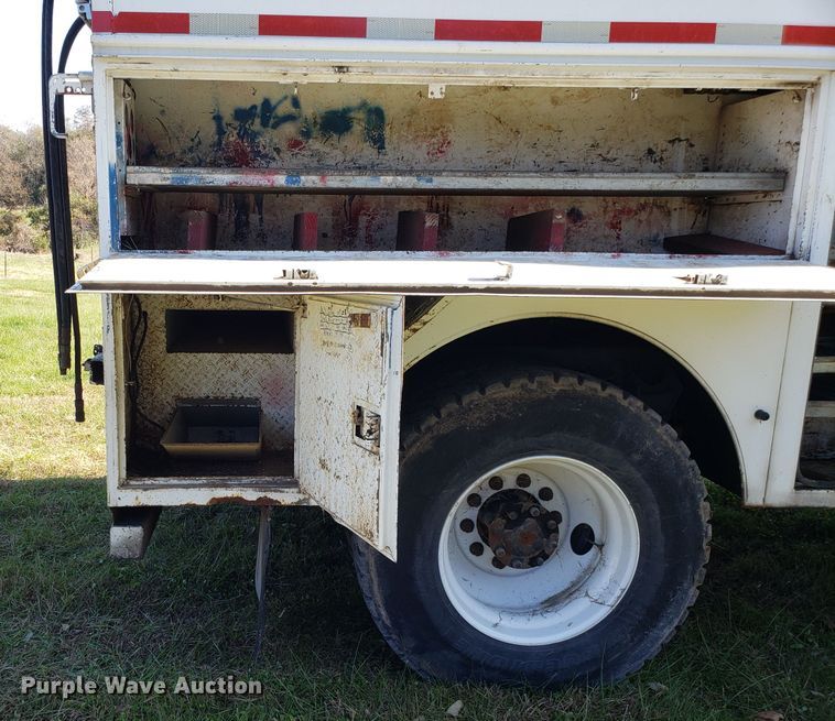 image for item EK9101 2006 International 7400 utility truck