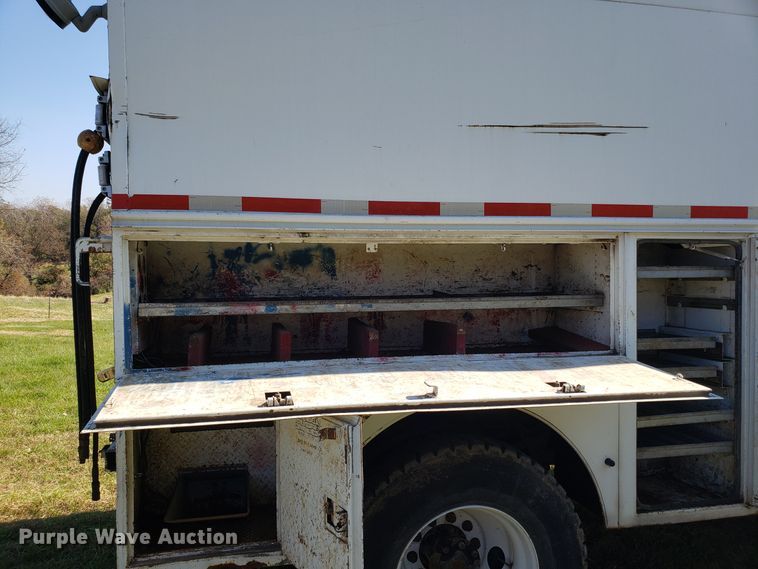 image for item EK9101 2006 International 7400 utility truck