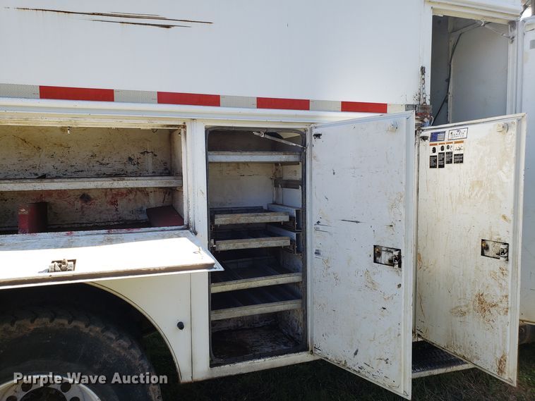 image for item EK9101 2006 International 7400 utility truck