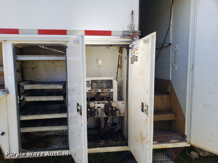 image for item EK9101 2006 International 7400 utility truck