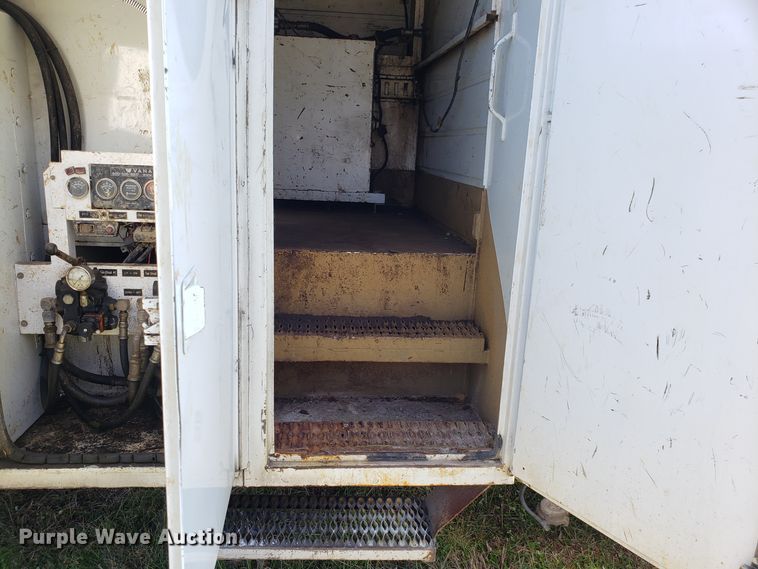 image for item EK9101 2006 International 7400 utility truck