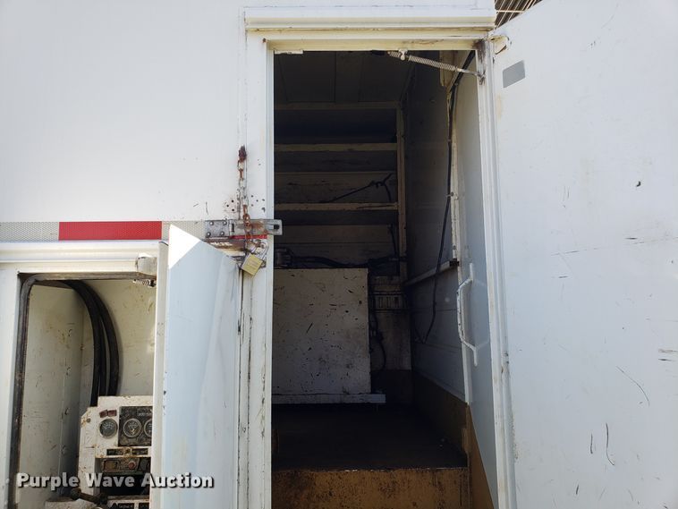 image for item EK9101 2006 International 7400 utility truck