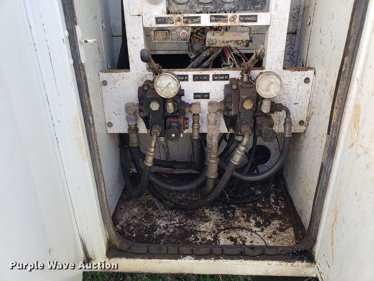 image for item EK9101 2006 International 7400 utility truck