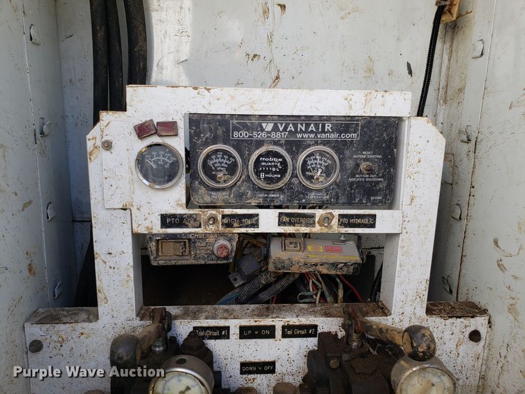 image for item EK9101 2006 International 7400 utility truck