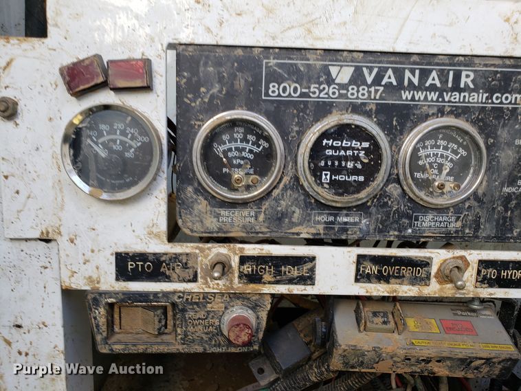 image for item EK9101 2006 International 7400 utility truck