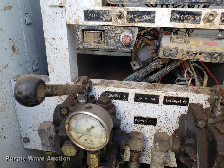 image for item EK9101 2006 International 7400 utility truck