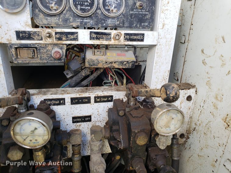 image for item EK9101 2006 International 7400 utility truck