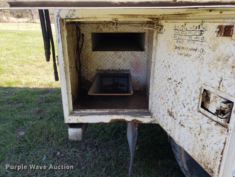 image for item EK9101 2006 International 7400 utility truck