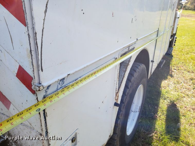 image for item EK9101 2006 International 7400 utility truck