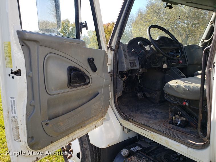 image for item EK9101 2006 International 7400 utility truck