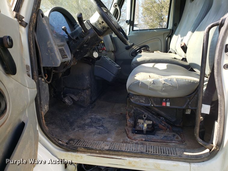 image for item EK9101 2006 International 7400 utility truck