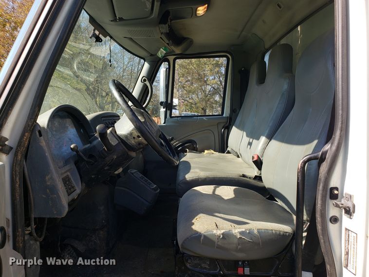 image for item EK9101 2006 International 7400 utility truck