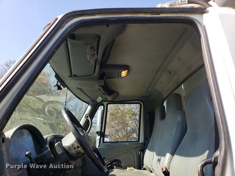 image for item EK9101 2006 International 7400 utility truck