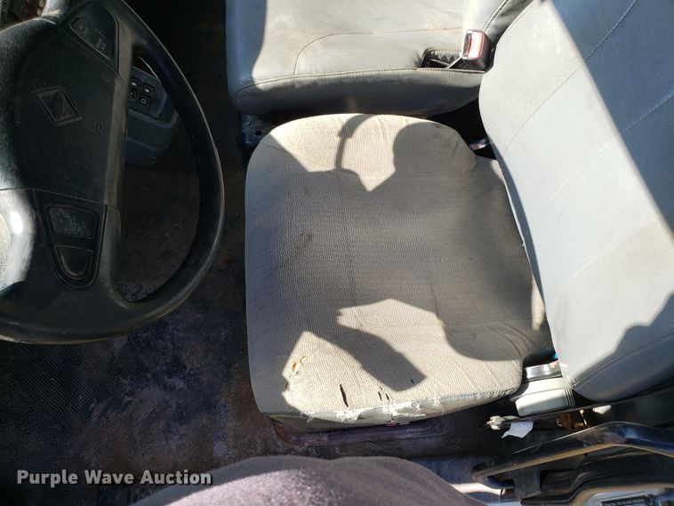 image for item EK9101 2006 International 7400 utility truck