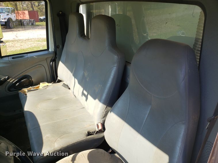 image for item EK9101 2006 International 7400 utility truck