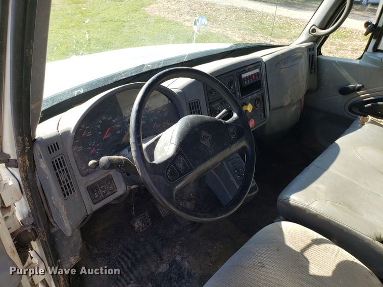 image for item EK9101 2006 International 7400 utility truck