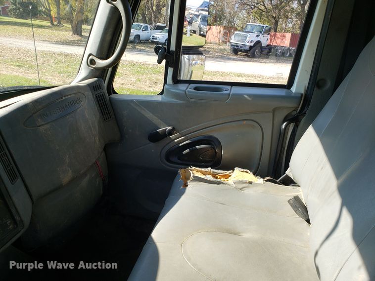 image for item EK9101 2006 International 7400 utility truck