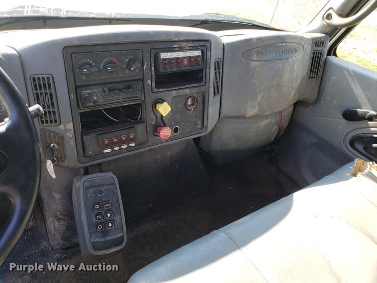 image for item EK9101 2006 International 7400 utility truck