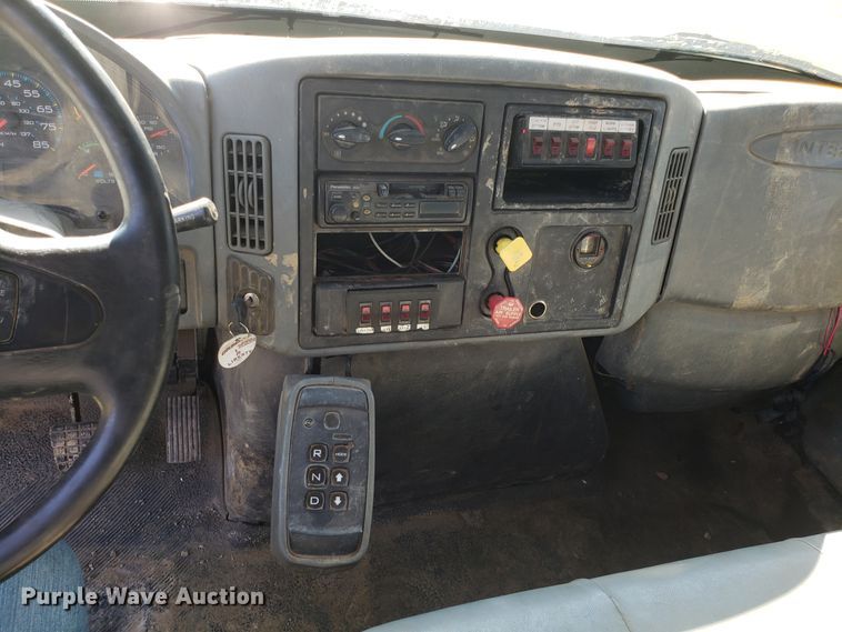 image for item EK9101 2006 International 7400 utility truck