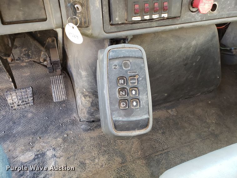 image for item EK9101 2006 International 7400 utility truck