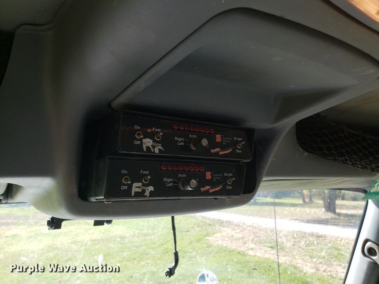 image for item EK9101 2006 International 7400 utility truck